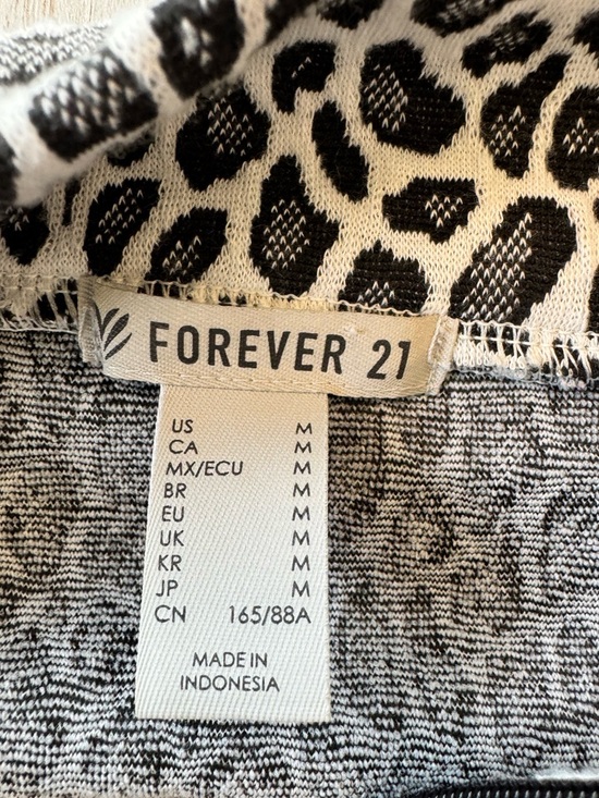 Forever 21 Leopard Animal Print Boxy Crop 1/4 Zip Pullover Sweatshirt Pockets M - Picture 8 of 8